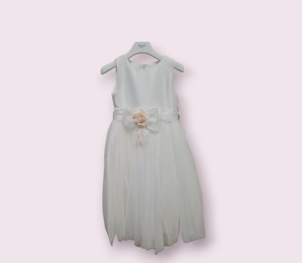 ABITO 2459 CERIMONIA BAMBINA
BELLA BRILLI CORPETTO IN RASO NEL COLORE LATTE E GONNA IN TULLE NEL COLORE LATTE CON GRANDE CINTA E FIOCCO SPILLA LATTE E ROSA CPRIA SULLA VITA