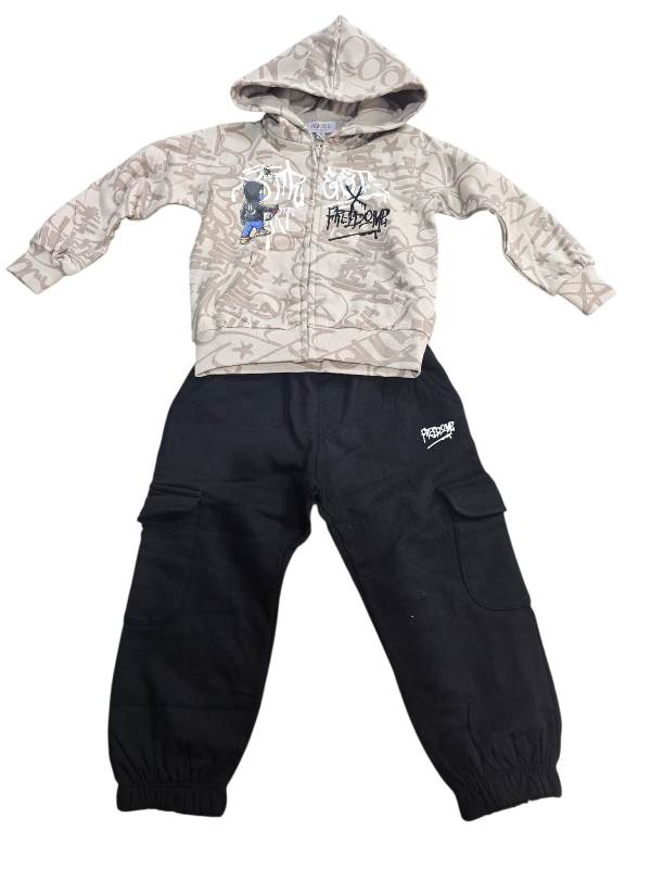 NOVITA'
COORDINATO YOURS BAMBINO CON ZIP FANTASIA GRAFFITI BEIGE E NERO
DY353