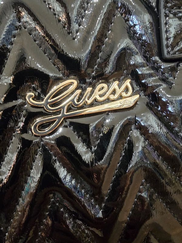 NOVITA'
BORSA A MANO GUESS RAGAZZA IN ECO PELLE LUCIDA NERA CON PORTASPICCI J6YZ15W3003
