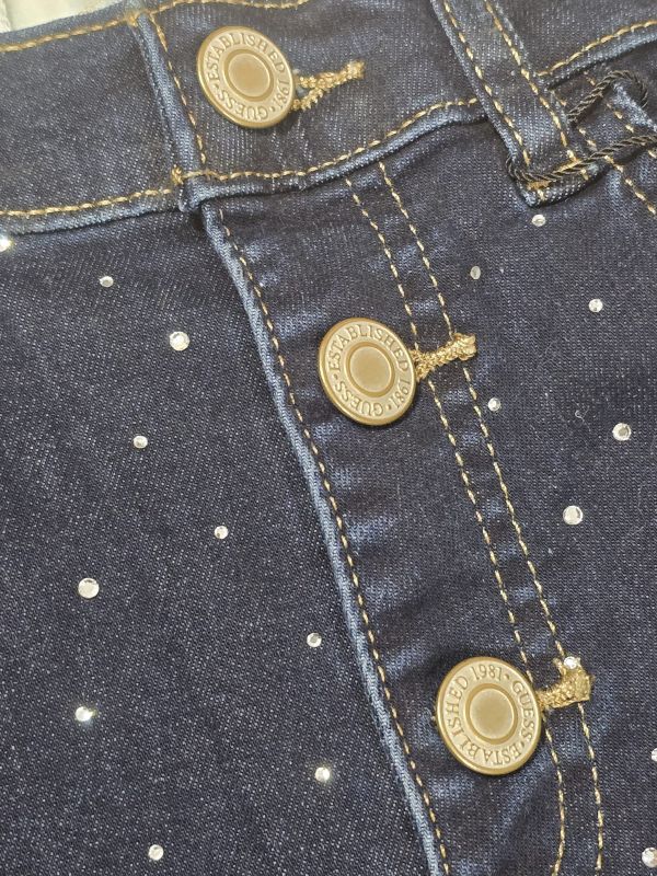 NOVITA'
JEANS GUESS RAGAZZA MODELLO A ZAMPA LAVAGGIO SCURO CON STRASS J6BA08D2206