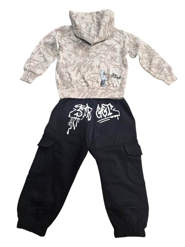 NOVITA'
COORDINATO YOURS BAMBINO CON ZIP FANTASIA GRAFFITI BEIGE E NERO
DY353