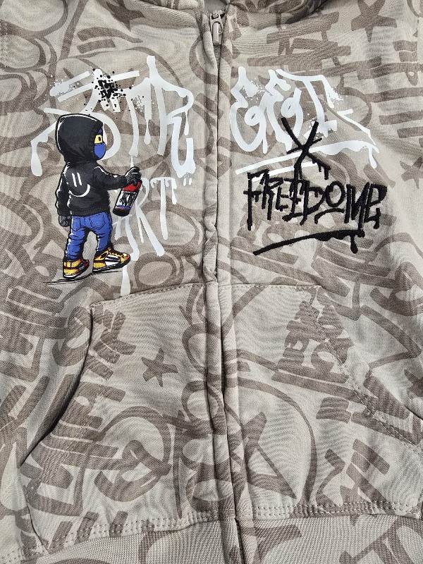 NOVITA'
COORDINATO YOURS BAMBINO CON ZIP FANTASIA GRAFFITI BEIGE E NERO
DY353